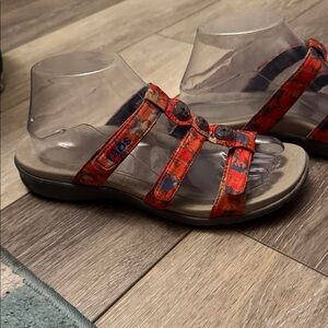 Taos sandals. Flower design size 8